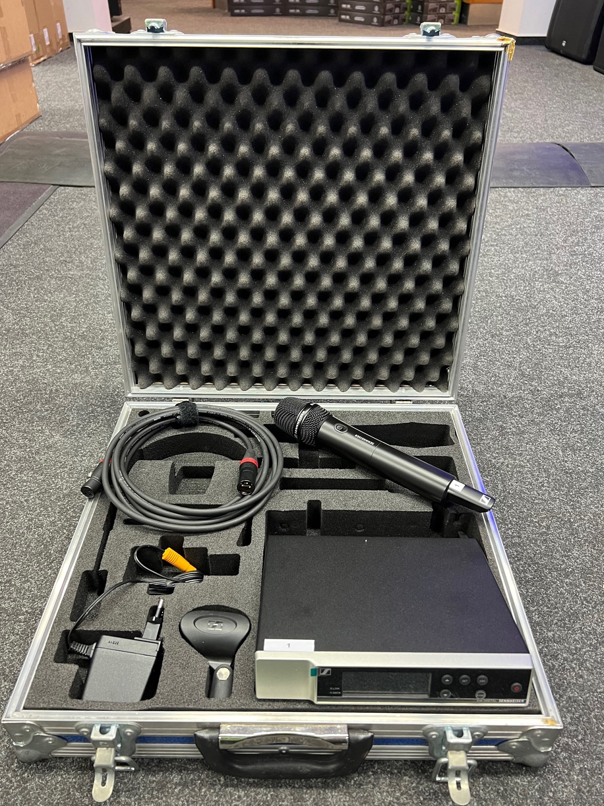 Sennheiser EW-D Digital Sendesystem mit Handsender 935 (3)- Mietgerät