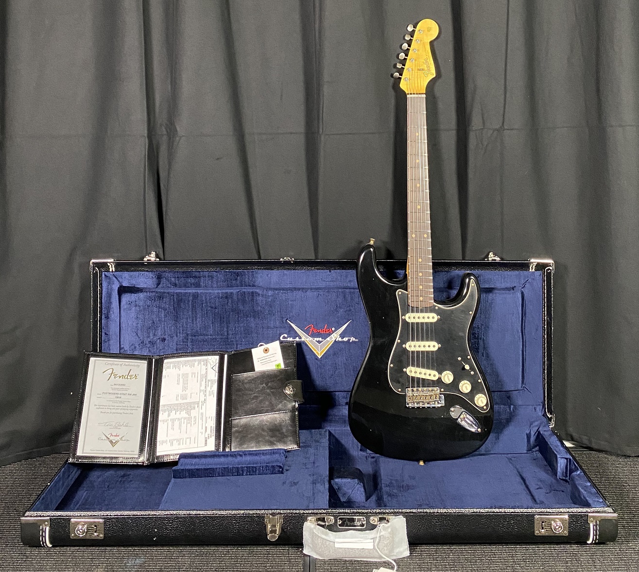 Fender Postmodern Stratocaster Journeyman Relic RW Aged Black