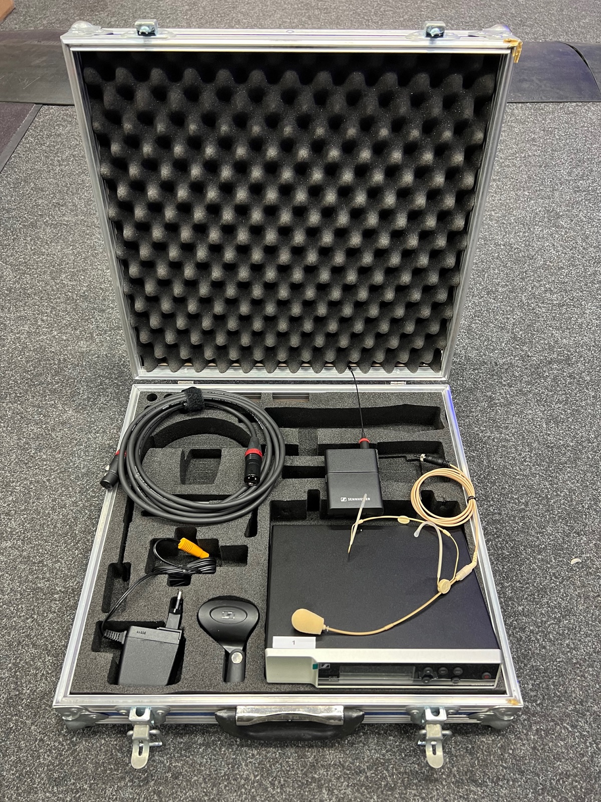 Sennheiser EW-D Digital Sendesystem mit Headset Sennheiser HSP-4 (2) - Mietgerät